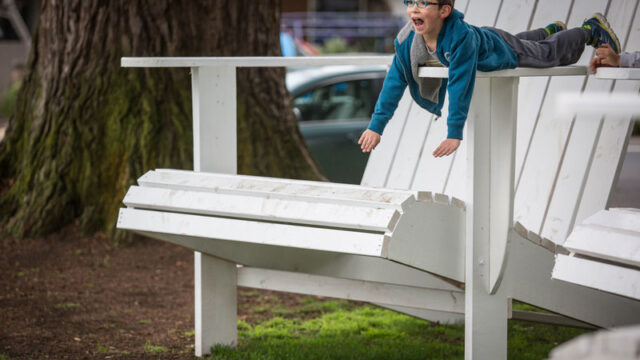 redwood-city-giant-chairs-and-mobile-recreation-4